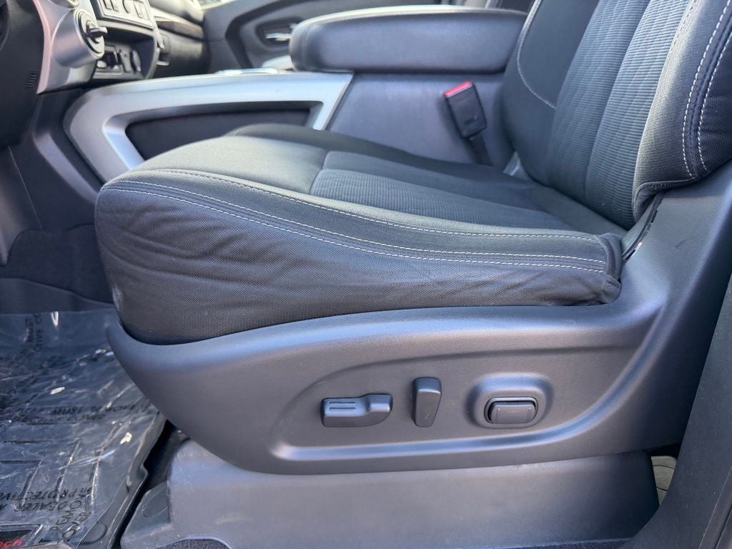 2017 Nissan TITAN SV