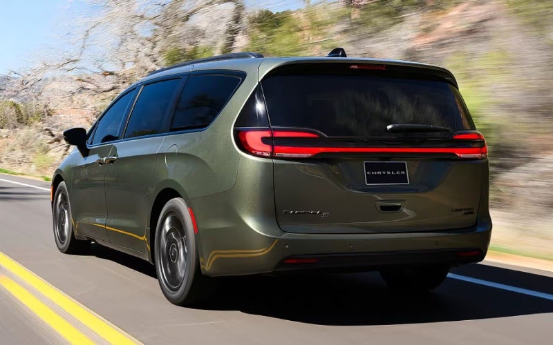 2027chryslerpacifica-exterior-02